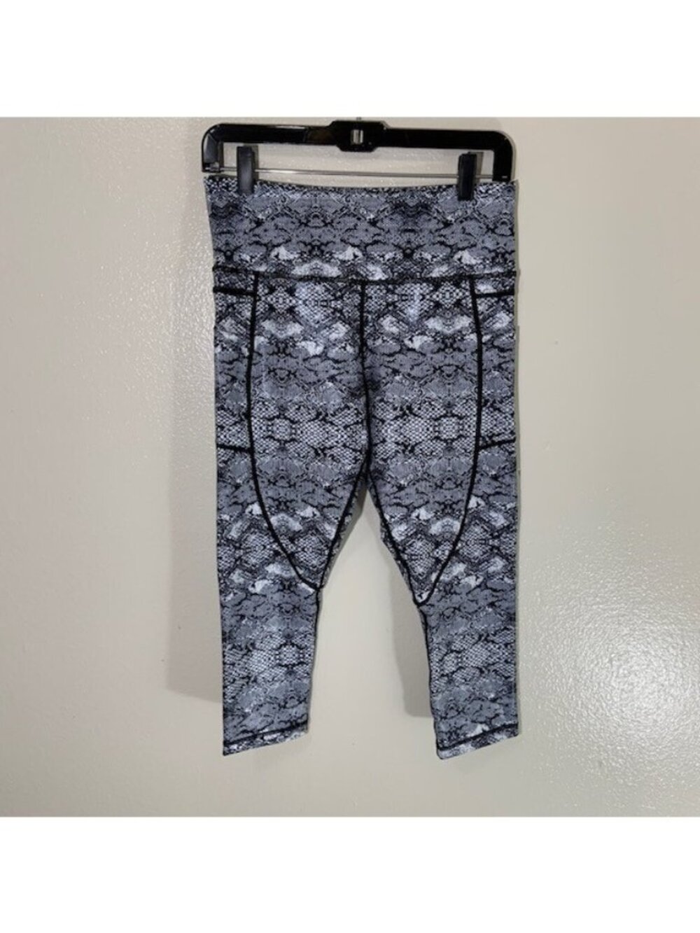Zyia Snakeskin Shimmer Cobra Skin Animal Print Athletic Cropped Leggings 8-10